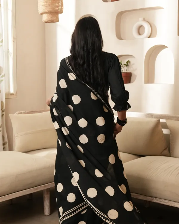 Black_Cotton_Polka_Dot_Mul_Saree_With_Tassels_For_Women